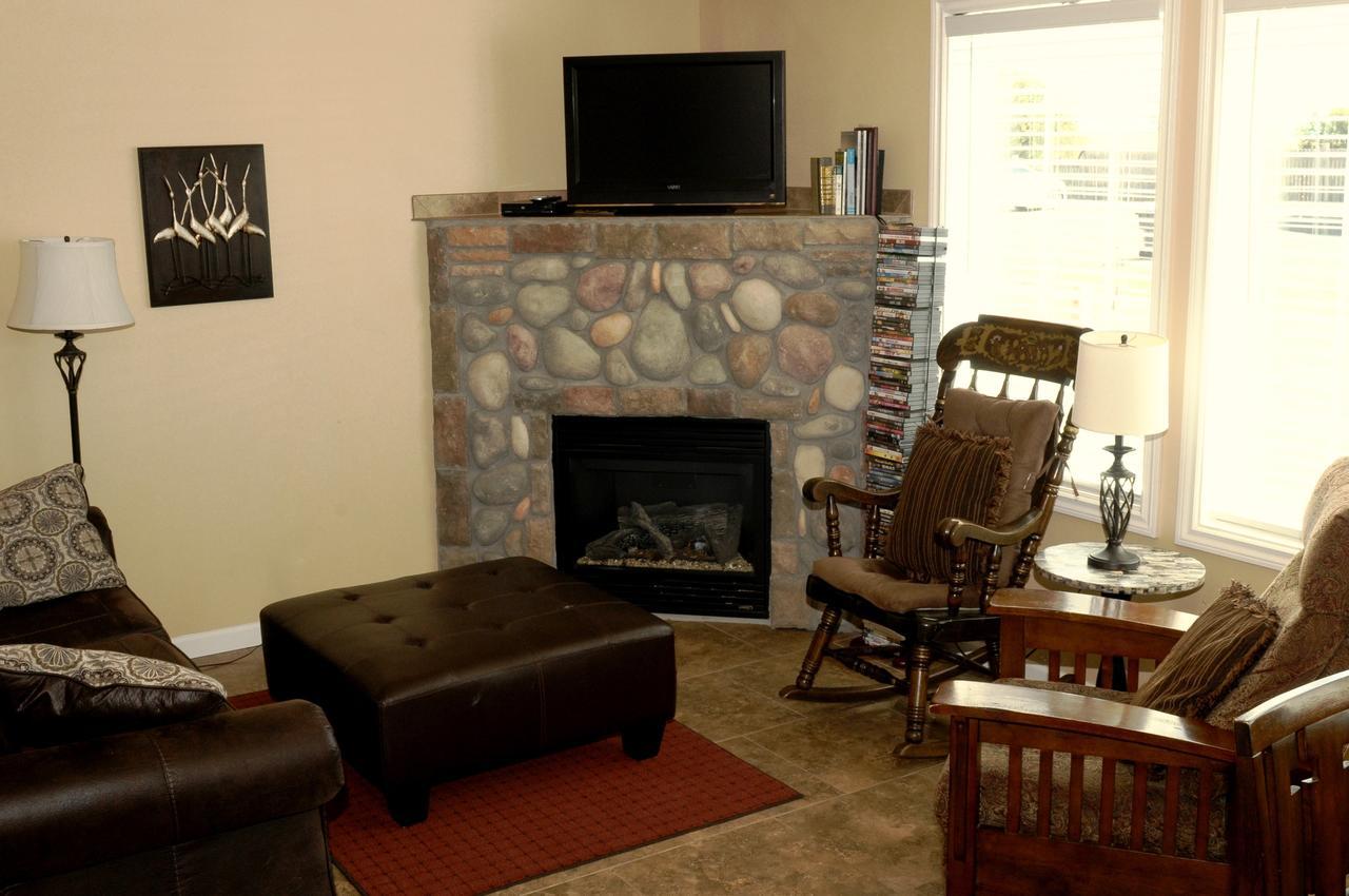 Collins Inn & Seaside Cottages (Adults Only) Ocean Shores Bagian luar foto