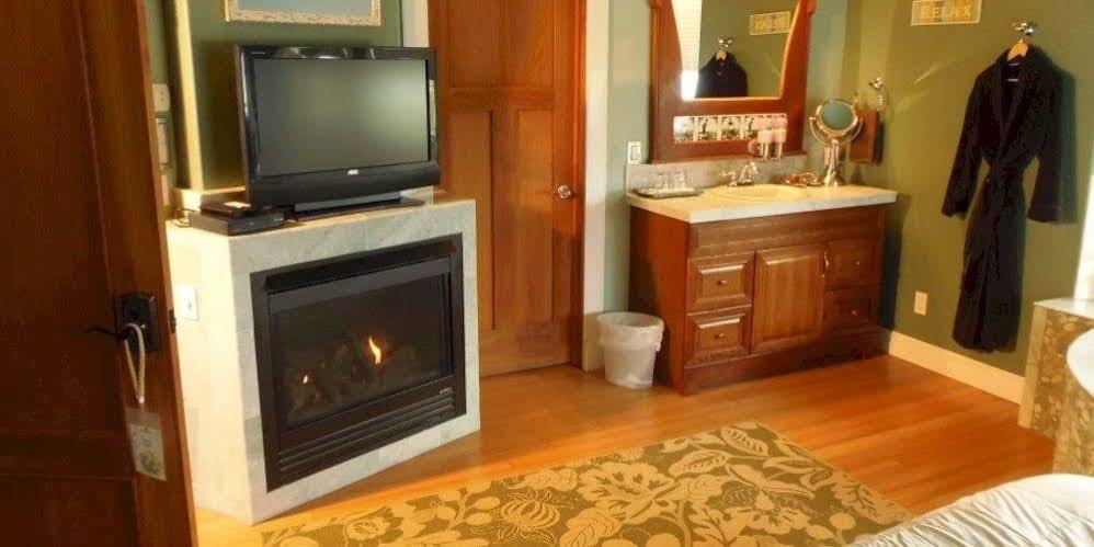 Collins Inn & Seaside Cottages (Adults Only) Ocean Shores Bagian luar foto