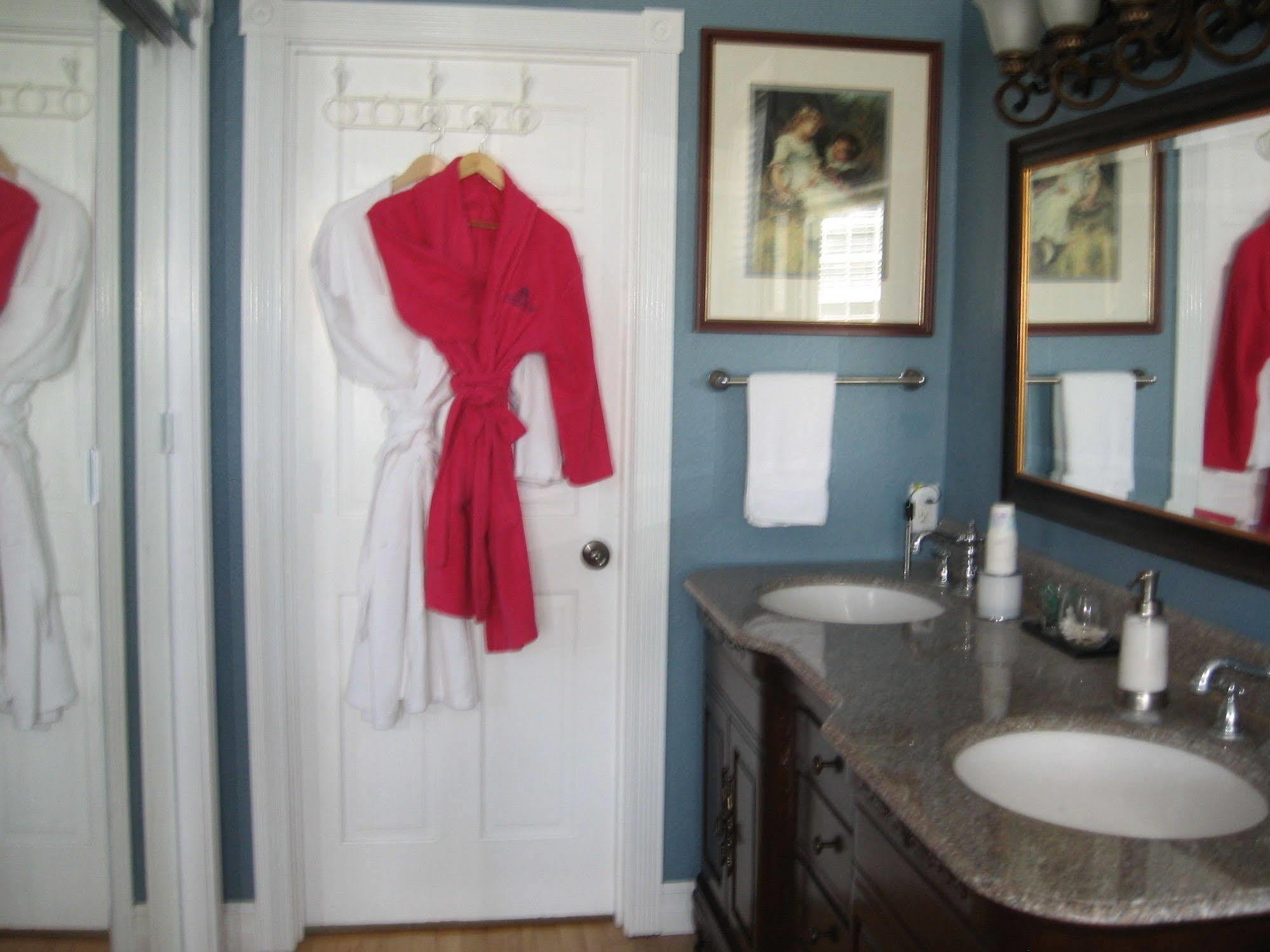 Collins Inn & Seaside Cottages (Adults Only) Ocean Shores Bagian luar foto
